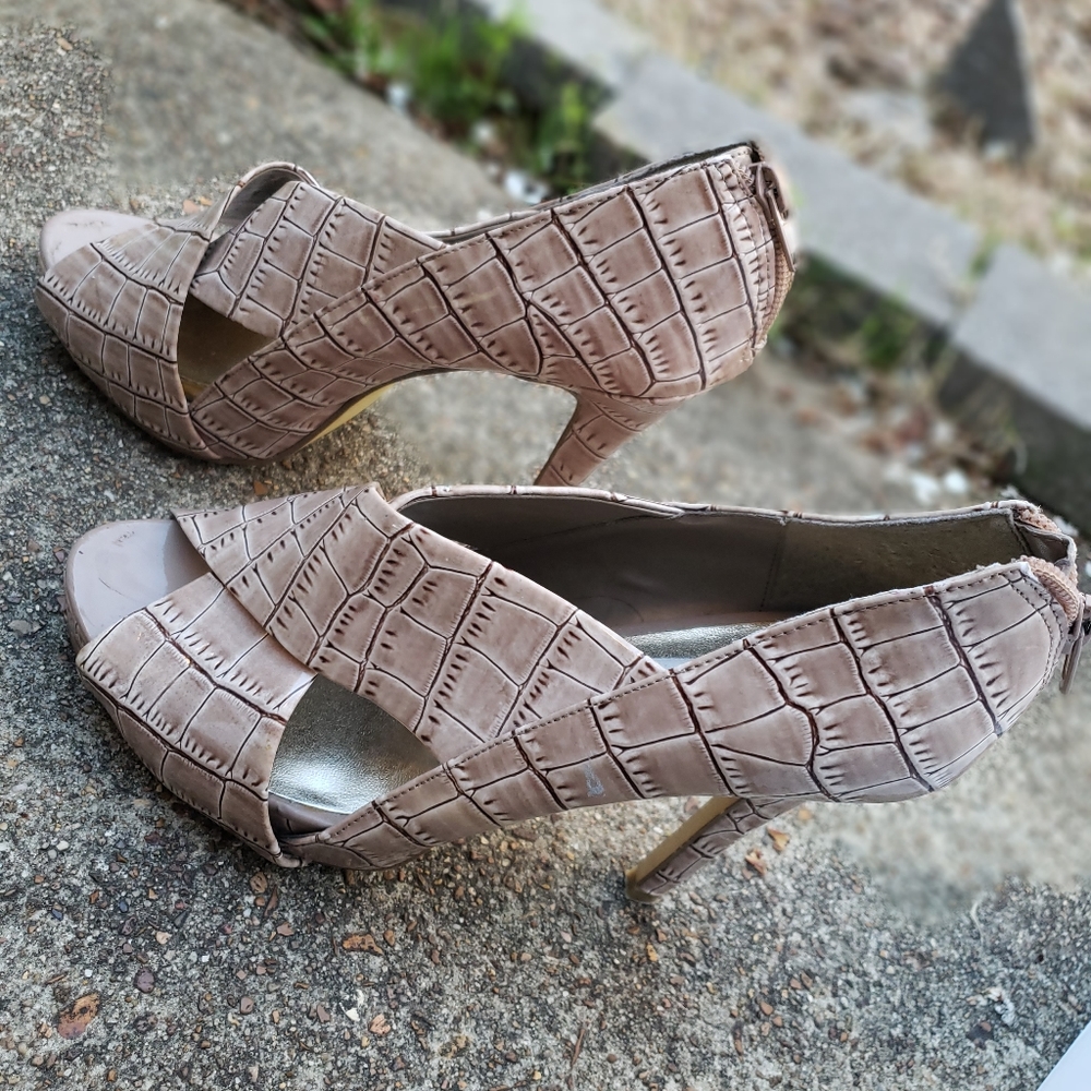 Steve Madden nude crisscross peeptoe pumps